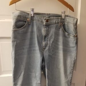 Distressed Bootcut Wrangler Jeans👢